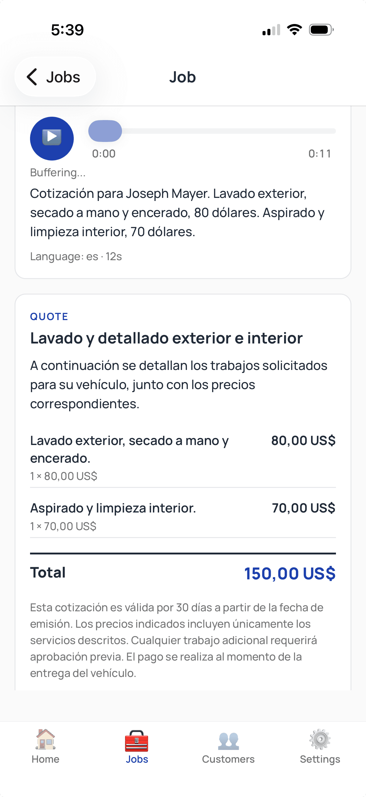 La app de ServiceTracked en español: una nota de voz para Joseph Mayer se convierte en una cotización, lavado y detallado exterior e interior, por un total de 150,00 US$.